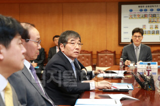 윤석헌 금융감독원장(왼쪽 세번째)이 4일 오전 서울 여의도 금감원에서 금융협회장 간담회에서 모두발언을 하고 있다. 금융감독원 제공.